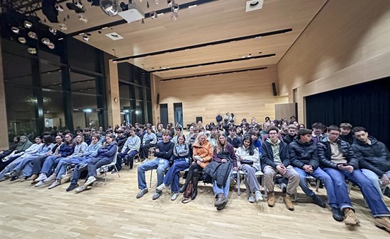 Eröffnungsveranstaltung im Saal des Wim-Wenders-Gymnasiums